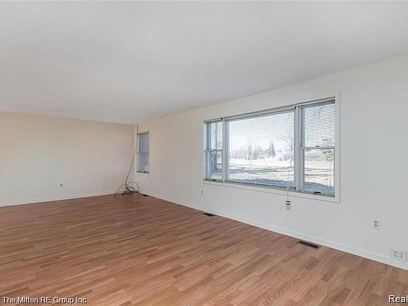 3rd image of 11631 Belleville Rd