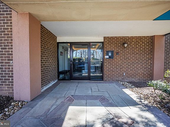 4th image of 1515 S Arlington Ridge Rd Unit 703