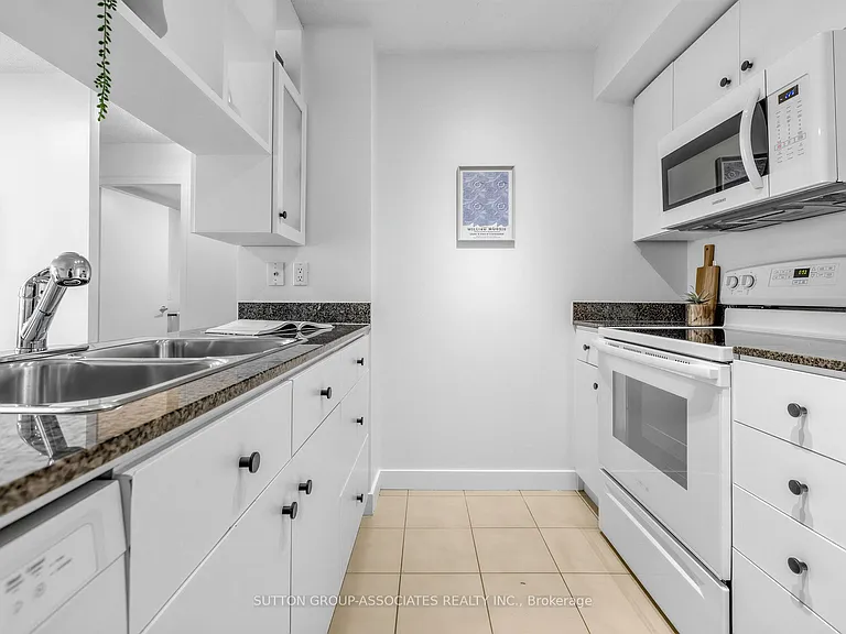 381 Front St W #611 — Photo 16