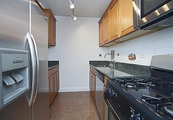 4th image of 330 E 38th St APT 21B