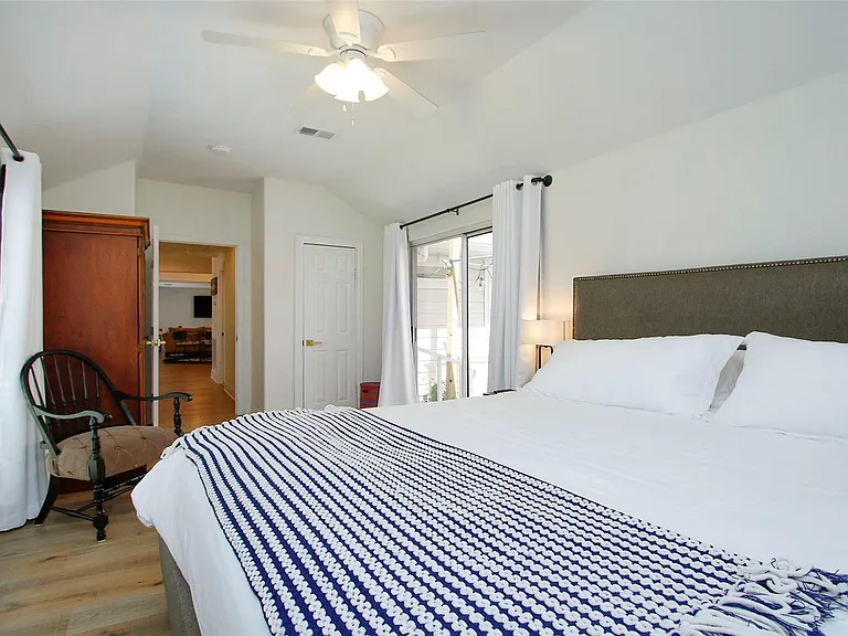 1518 Sabine St — Photo 34