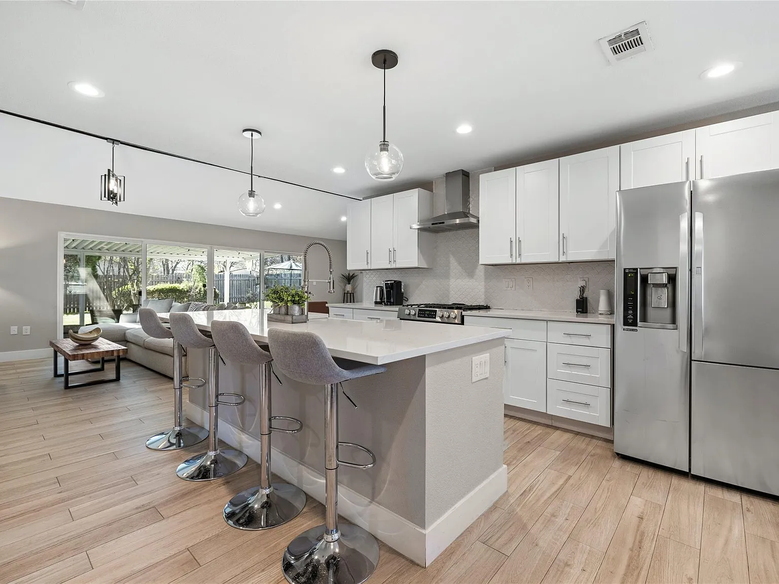 3 bed, 2.0 bath, 2179 sqft, $2,950 — Photo 4