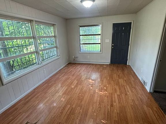 5th image of 810 Baxter St