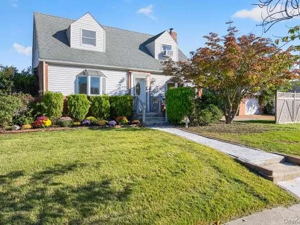 484 Croyden Road, Garden City South, NY 11530