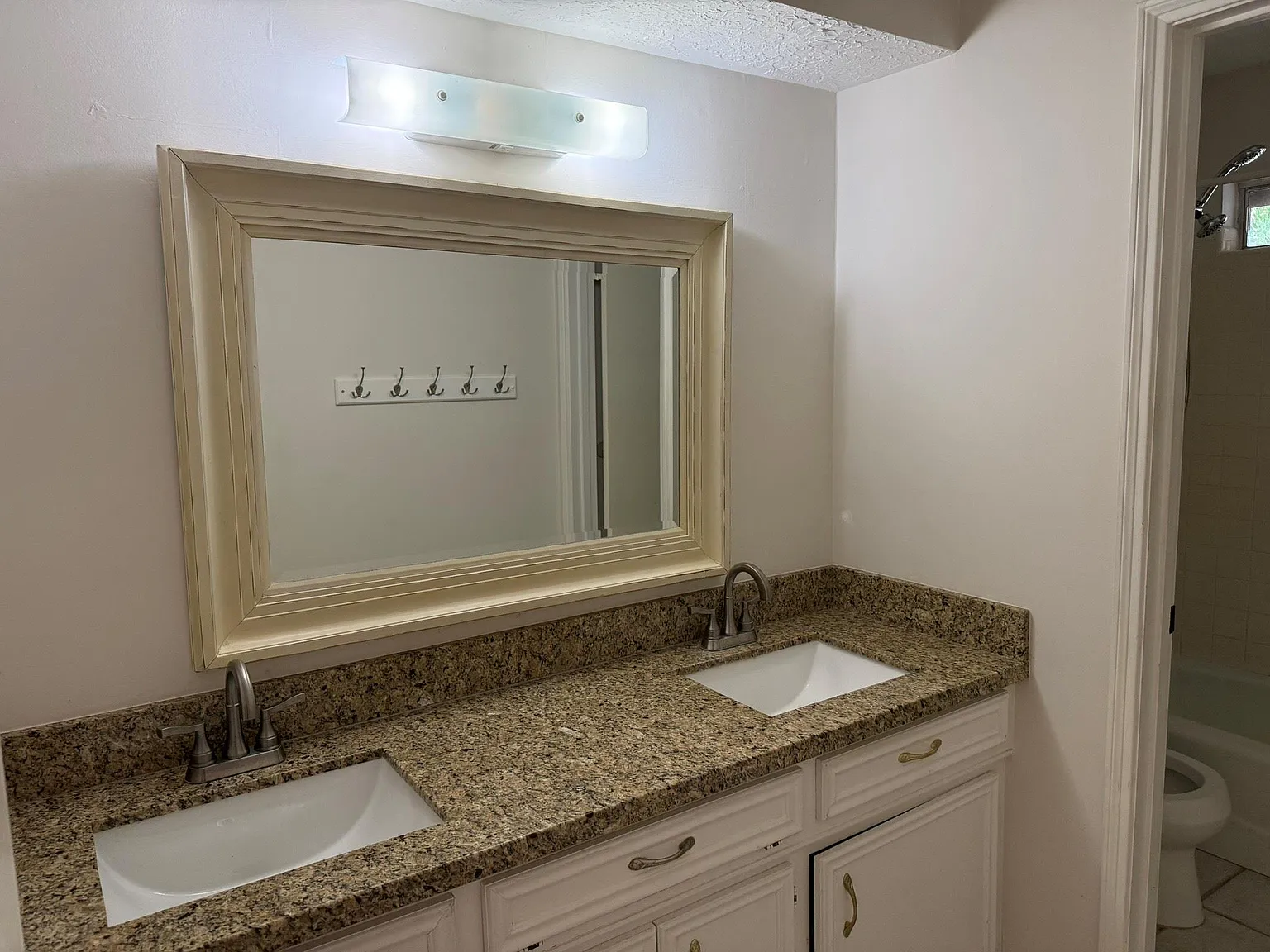 4 bed, 2.0 bath, 1934 sqft, $2,500 — Photo 4