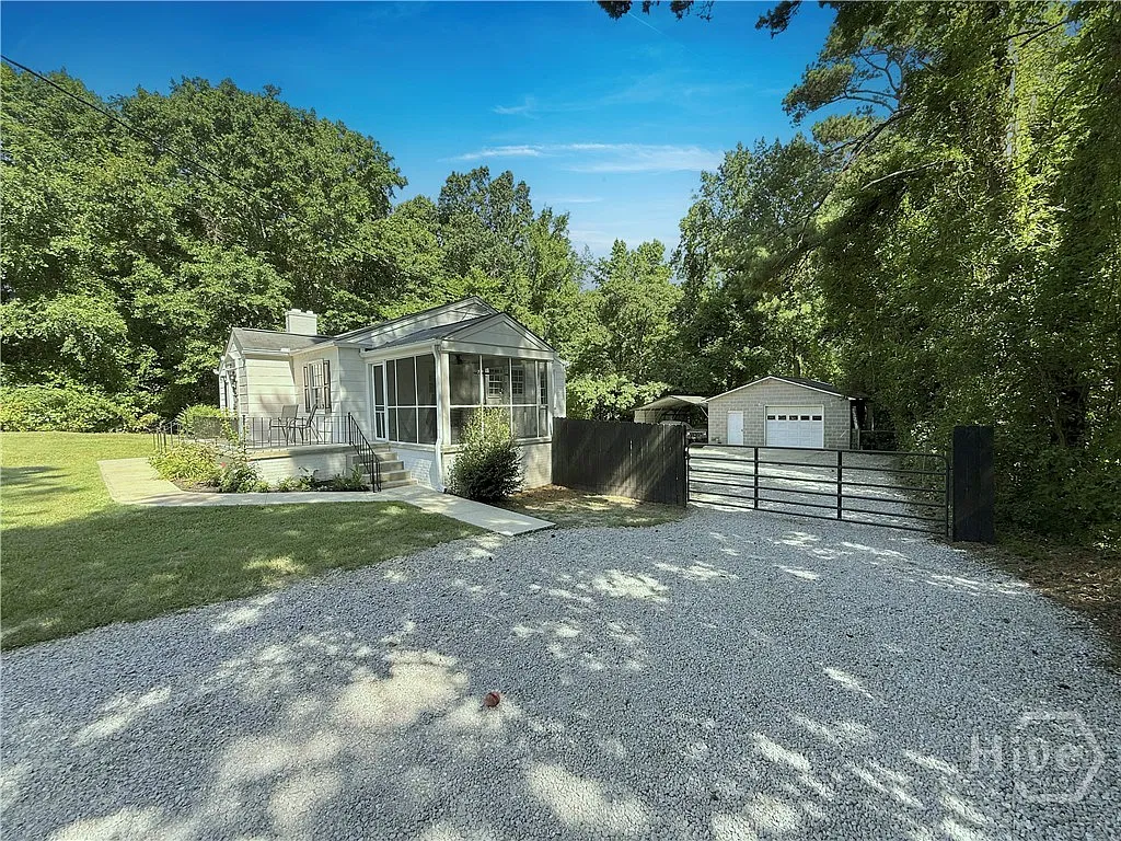2 bed, 1.0 bath, 1228 sqft, $1,800 — Photo 3