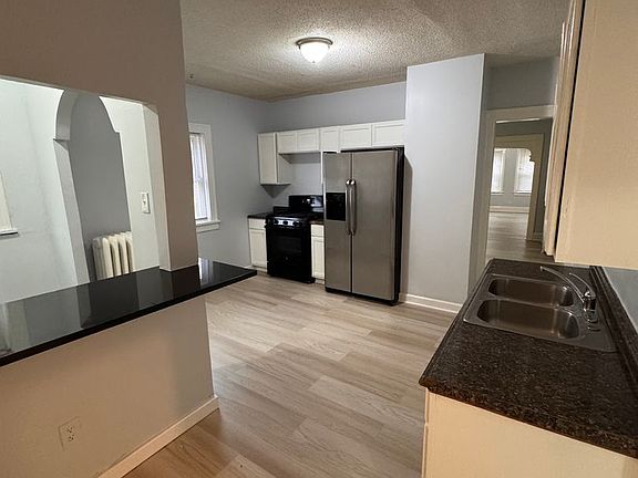 3rd image of 1429 Knox Ave N #1431