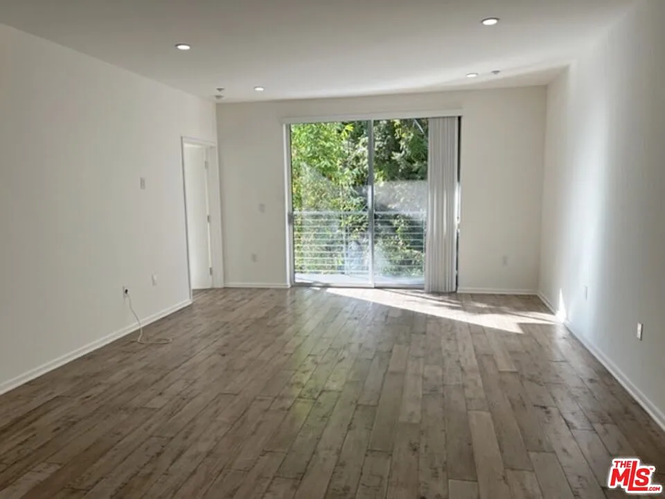 2 bed, 2.0 bath, 1000 sqft, $3,595 — Photo 3