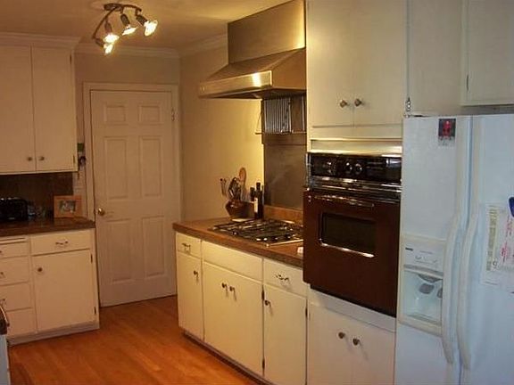 3rd image of 816 Blaisdell Ct