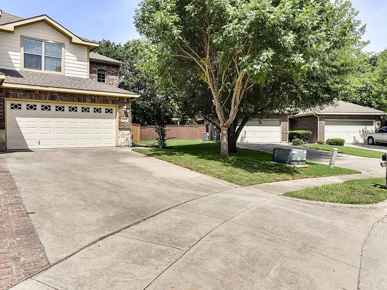 1443 Ravenwood Dr — Photo 1