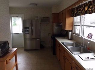 34 Elizabeth St, Farmingdale, NY 11735