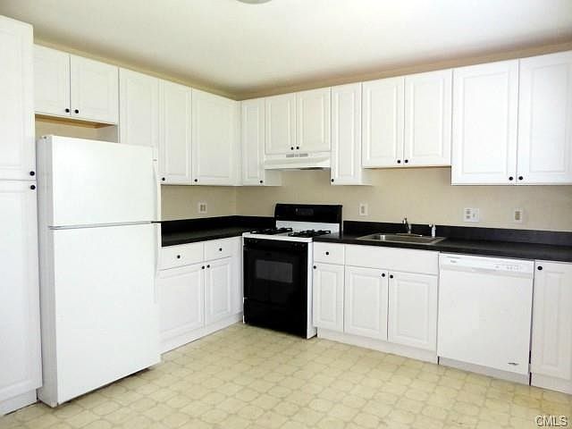 Cheerful & bright large kitchen! All appliances included.