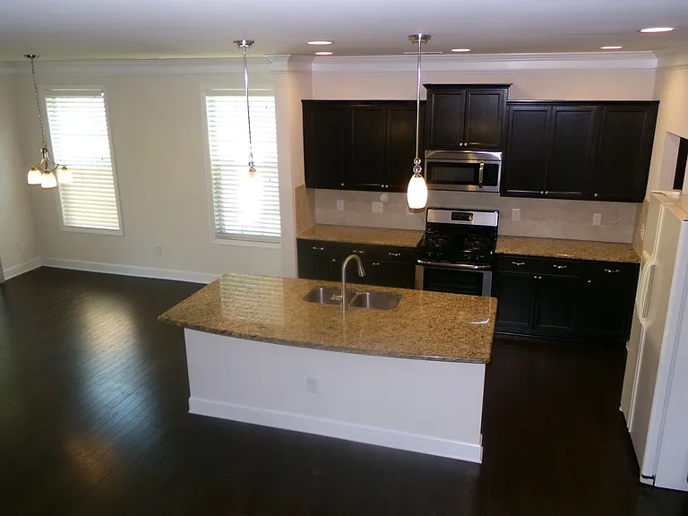 1419 Sawyer Ave — Photo 8