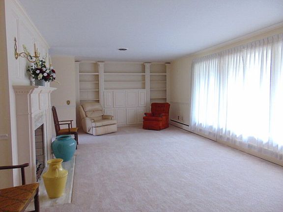 3rd image of 904 Harvey Dr