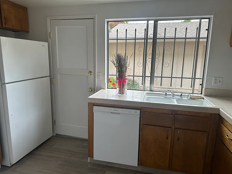 556 Windward Way — Photo 3
