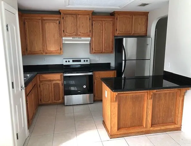 2 bed, 2.0 bath, 2223 sqft, $925 — Photo 2