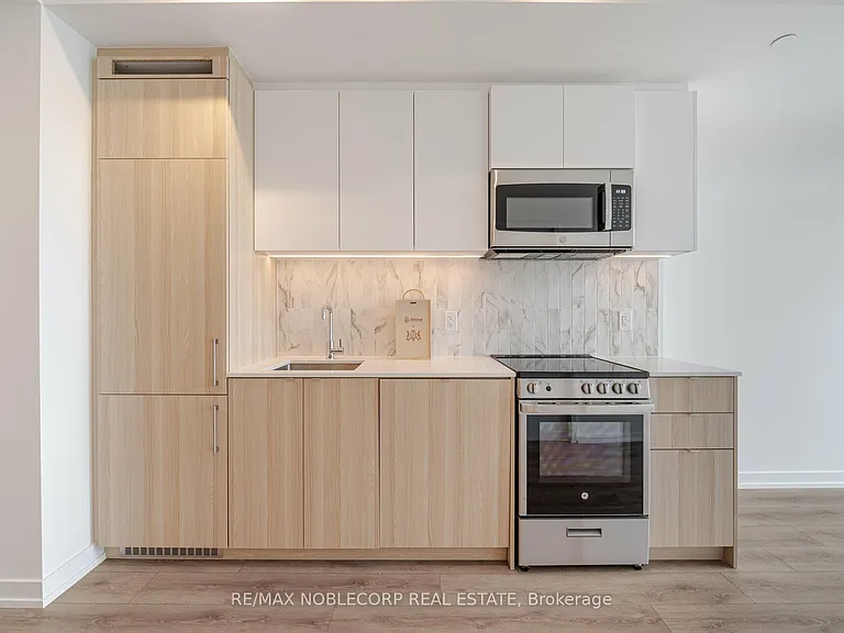 500 Dupont St #409 — Photo 10