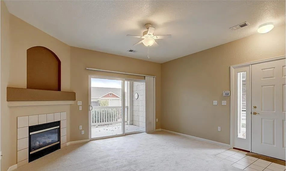 2 bed, 1044 sqft, $2,200 — Photo 3