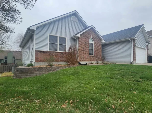 1402 Summit Crest Ct, Warrensburg, MO 64093