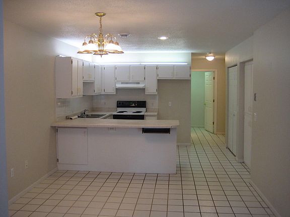 KITCHEN WITH BREAKFAST BAR