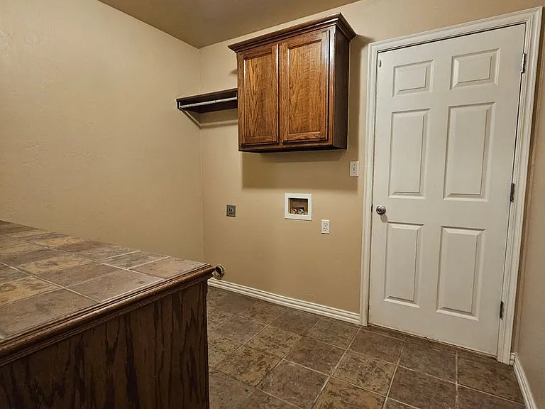 221 Dollina Ct — Photo 16
