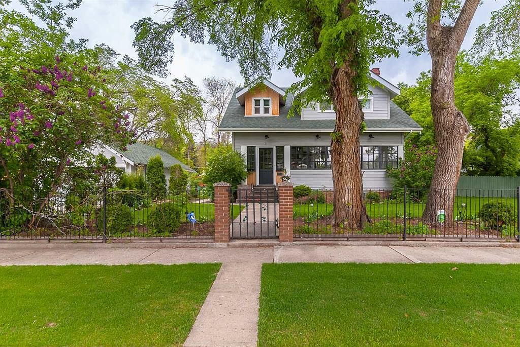 38 S 4th St NW, Medicine Hat, AB T1A 6L9 MLS A2134816 Zillow