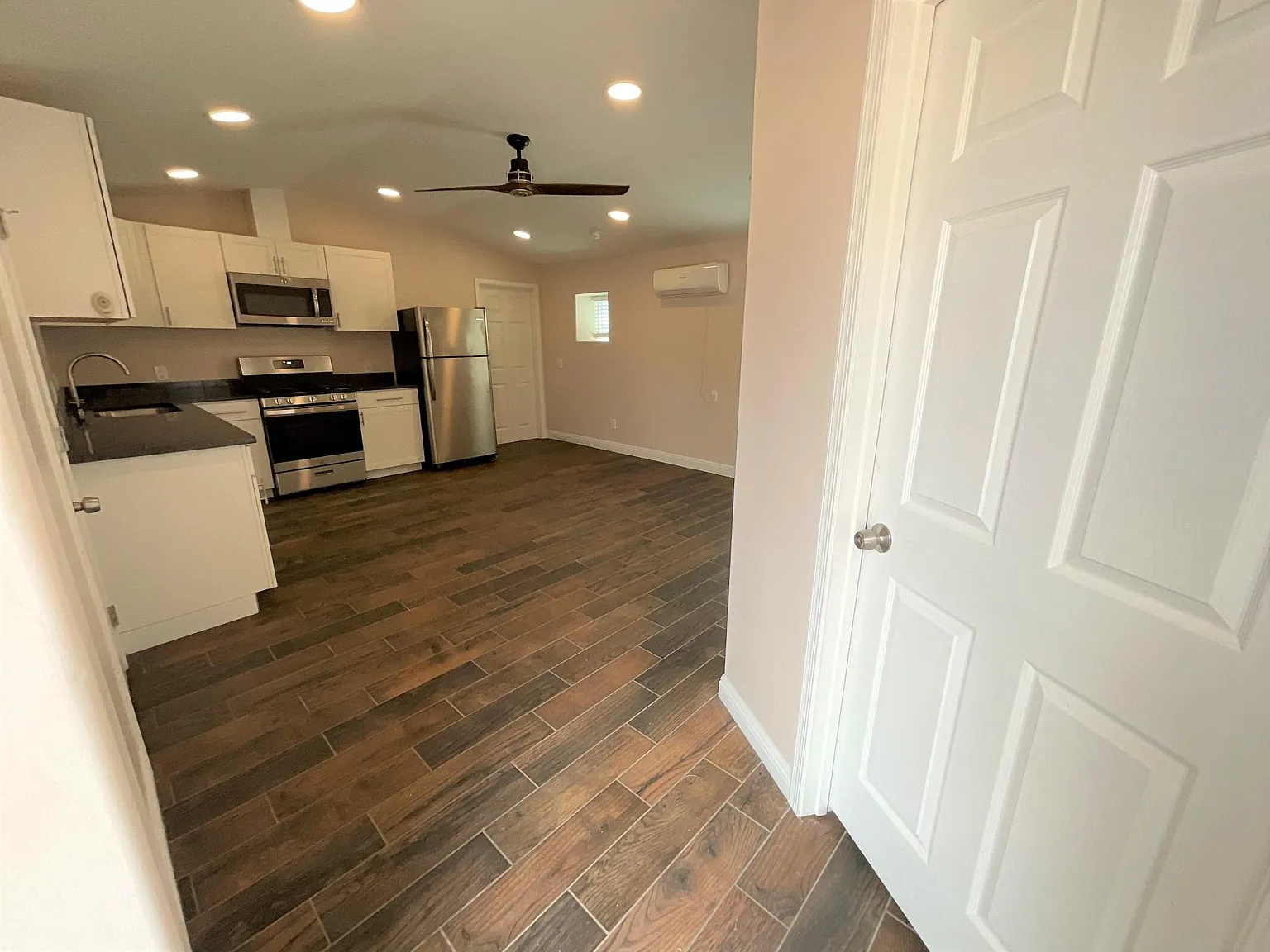 2 bed, 750 sqft, $995 — Photo 2