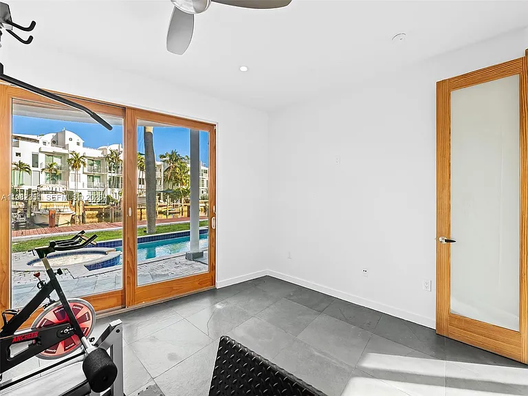 450 Victoria Ter — Photo 40