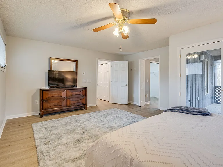 5009 Emerald Dr — Photo 8