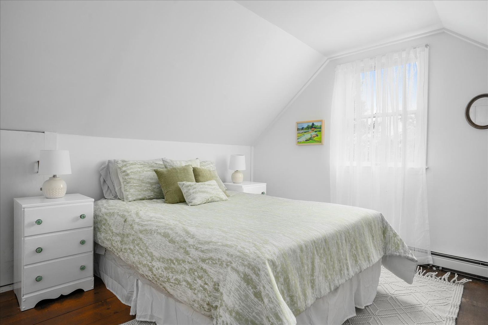  Upper level guest room