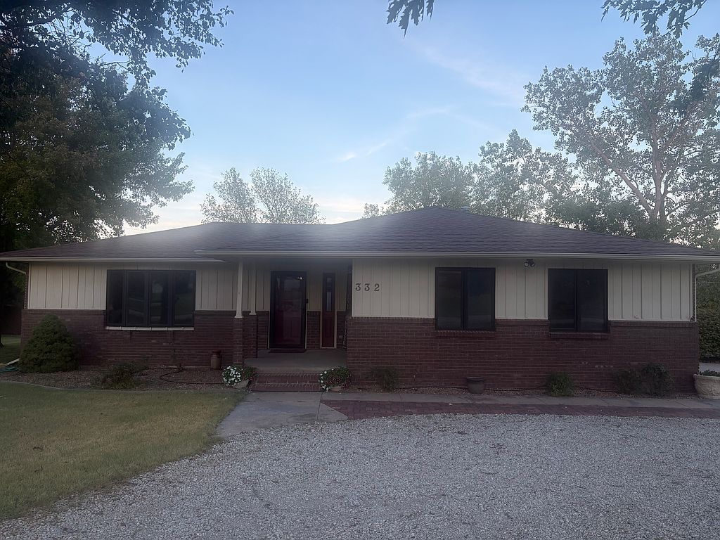 332 College View Dr - Property Image