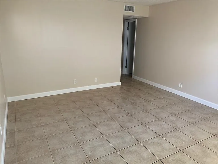 206 SW 1st St #J-4 — Photo 3