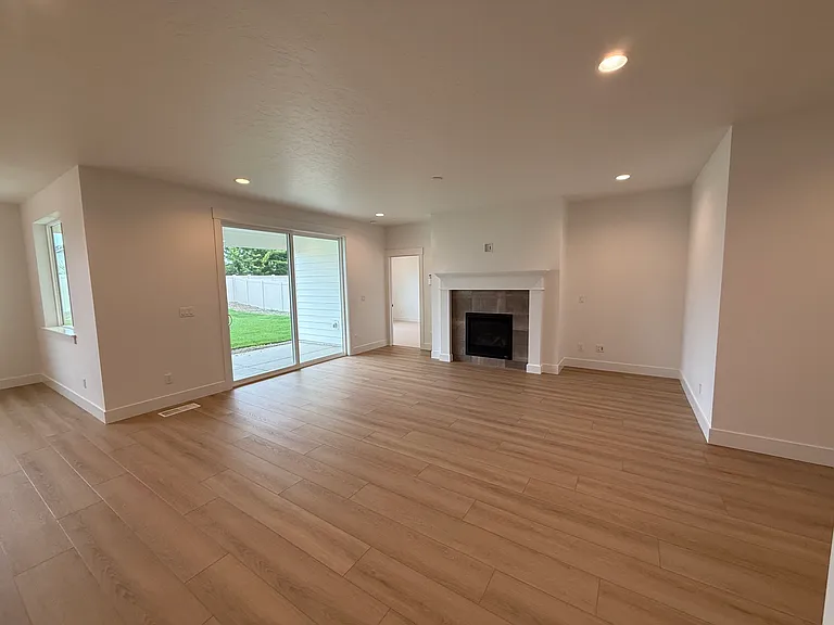1481 N Burnam Ave — Photo 6