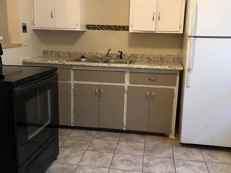 625 W 1st St — Photo 5