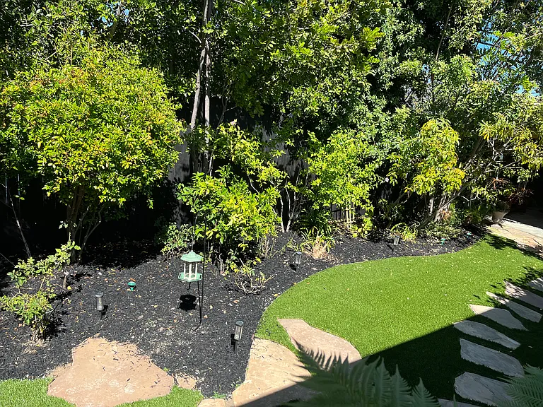 PRIVATE YARD