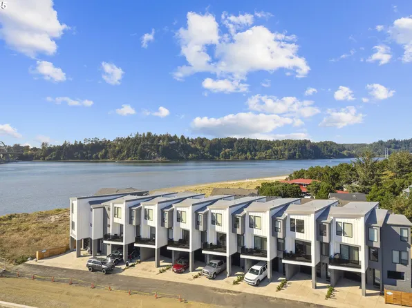 280 NW Huckleberry St #5, Waldport, OR 97394