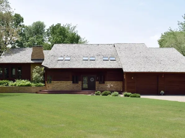 1800 Robinhood Dr, Thief River Falls, MN 56701