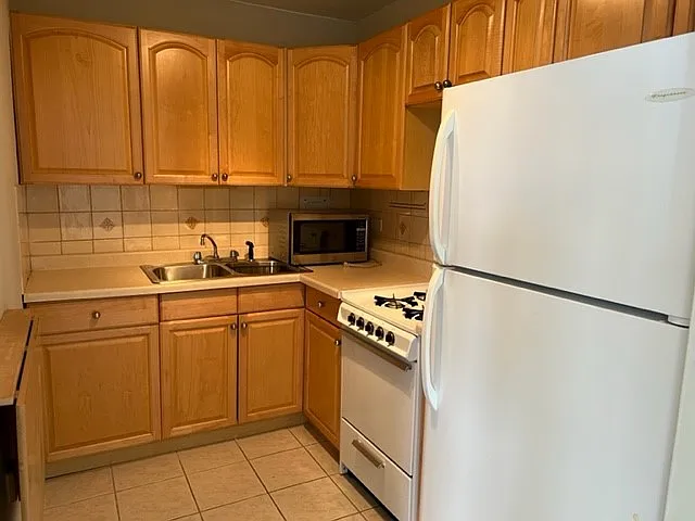 Building Photo - 850 N Dewitt Pl #22F
