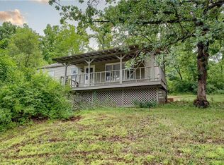 735 Lakewood Rd, Bonner Springs, KS 66012