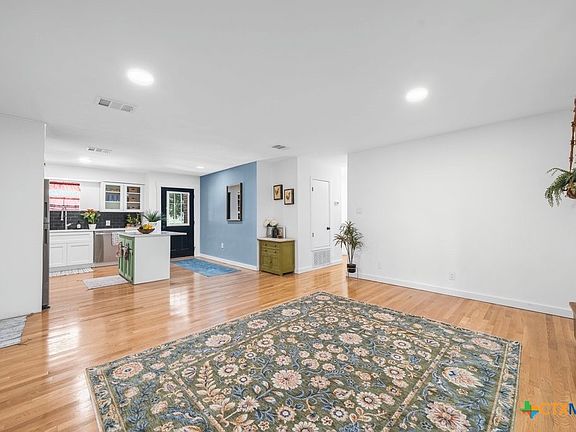 3rd image of 3067 Lakeview Dr