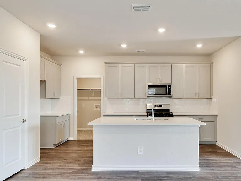 4816 Hunter Hurst Dr — Photo 1