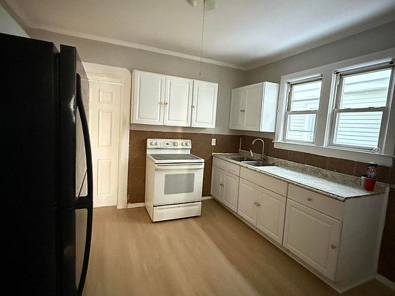 3rd image of 32 Elm Street