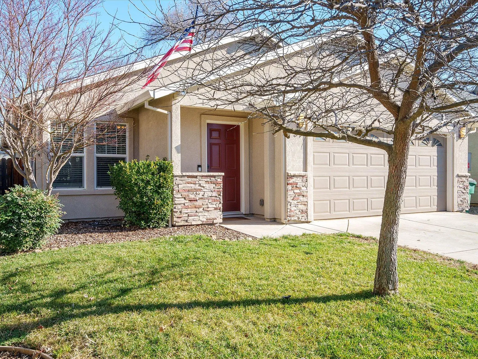 4 bed, 1402 sqft, $2,225 — Photo 2