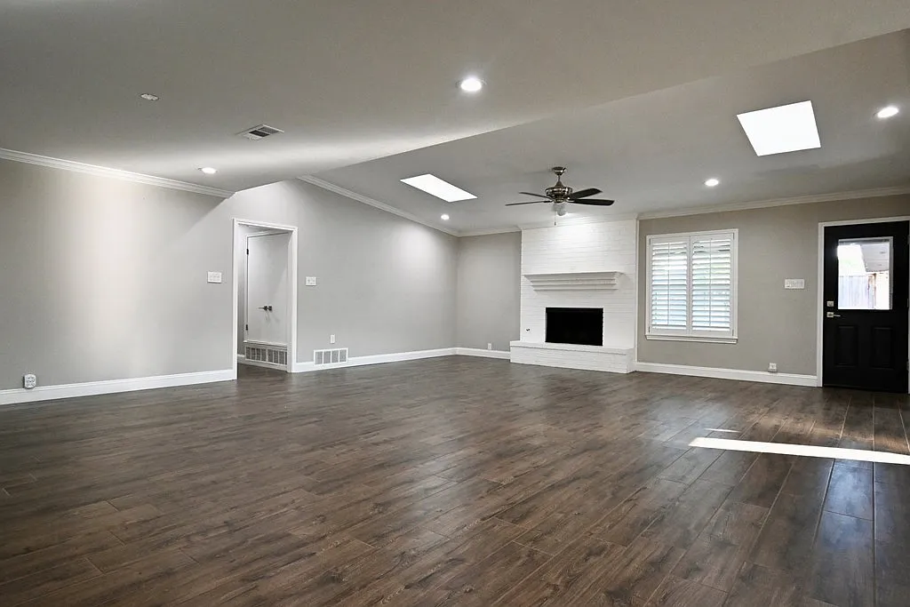 5 bed, 3.5 bath, 3134 sqft, $4,200 — Photo 2