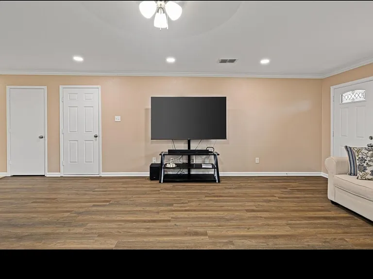 553 Princess Pl — Photo 10