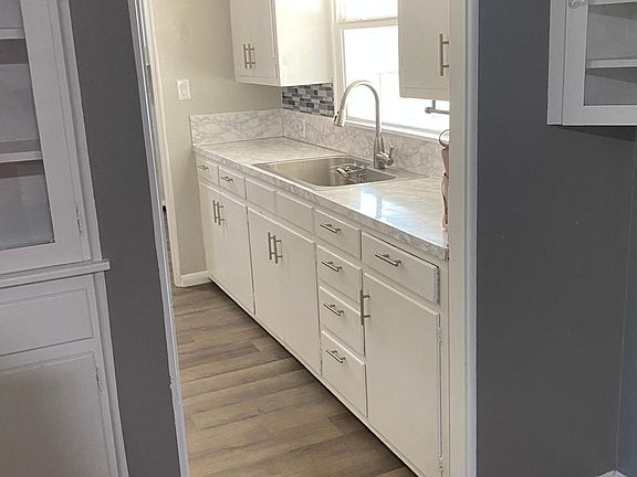3rd image of 1008 W Runyan Ave