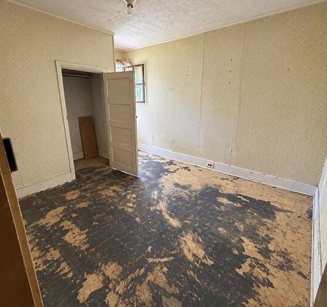 5th image of 4 Robin Hill Ln