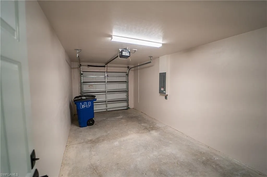 3 bed, 2.0 bath, 2426 sqft, $2,600 — Photo 3