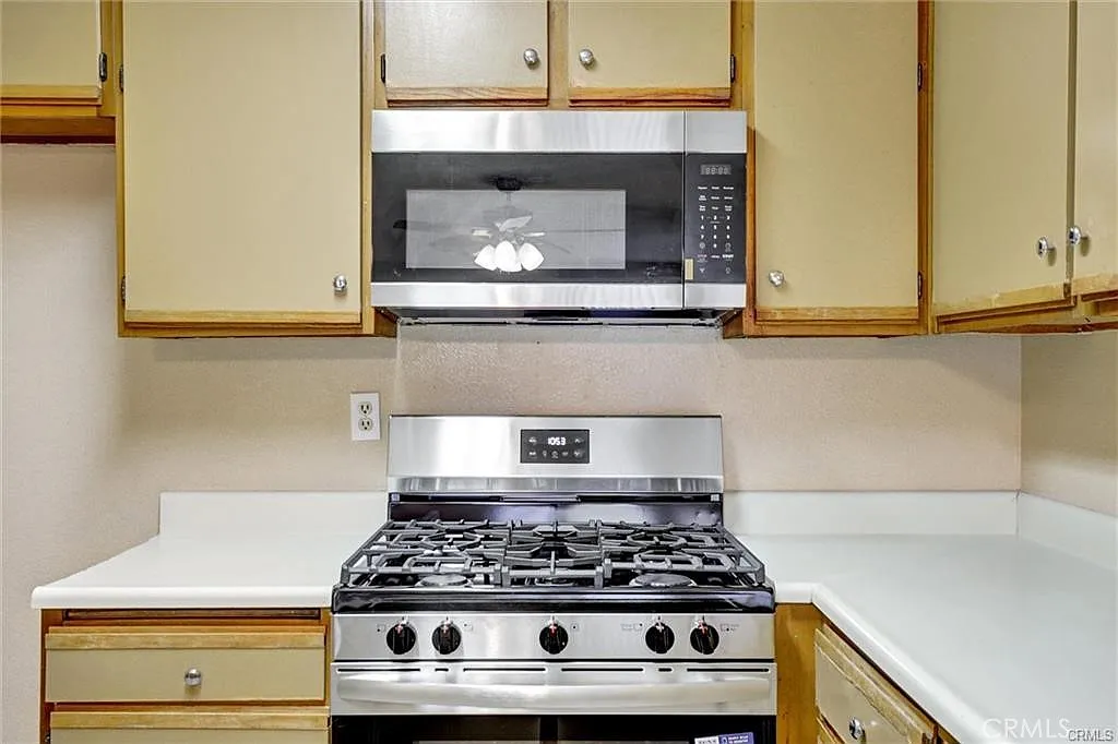 2 bed, 808 sqft, $2,650 — Photo 3