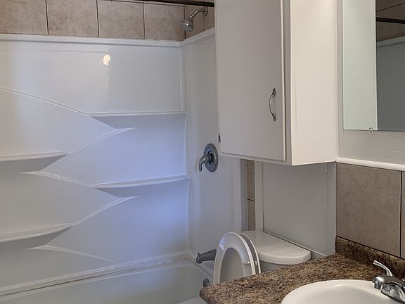 5th image of 210 Hawaii St APT 1